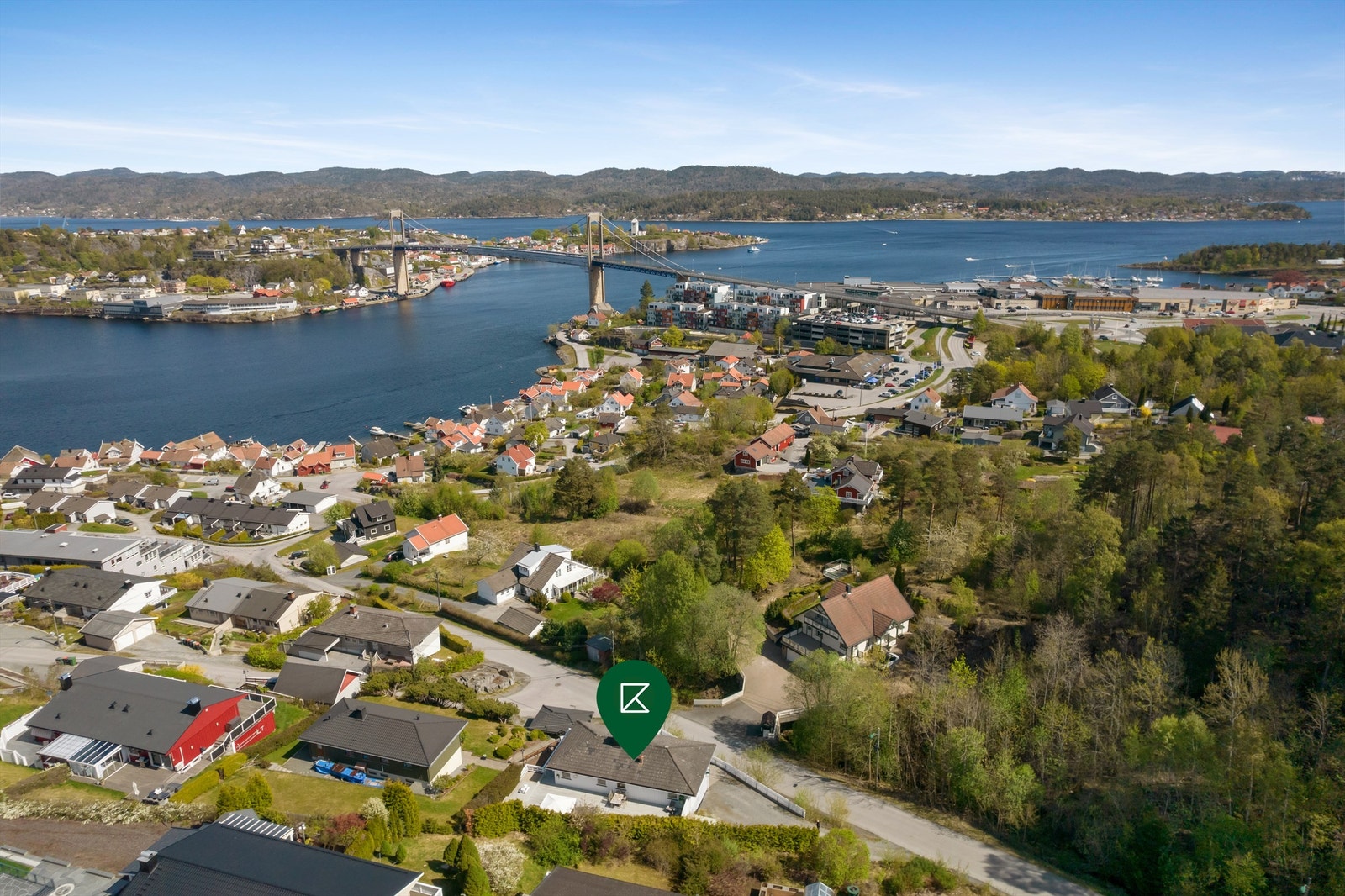 Fjorden strekker seg mellom holmer og skjær. Et eldorado å ferdes i med båt. Galleribilde