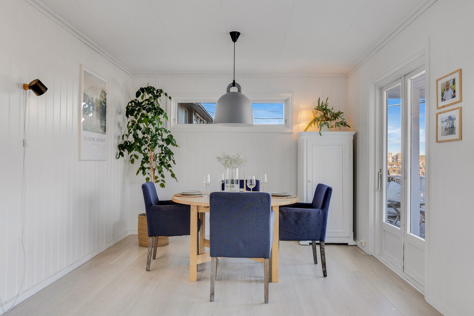 Vinduet over spiseplassen gir lys, men ikke innsyn. Utsikt herfra får du gjennom terrassedøren. Galleribilde