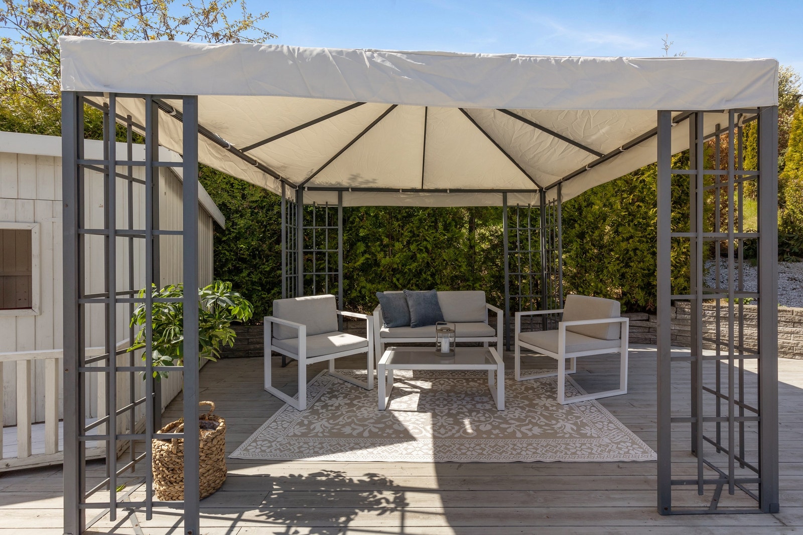 Sofagruppen under pergola med teltduk forlenger utetiden, her kan du sitte også om det er litt dårlig vær. Galleribilde