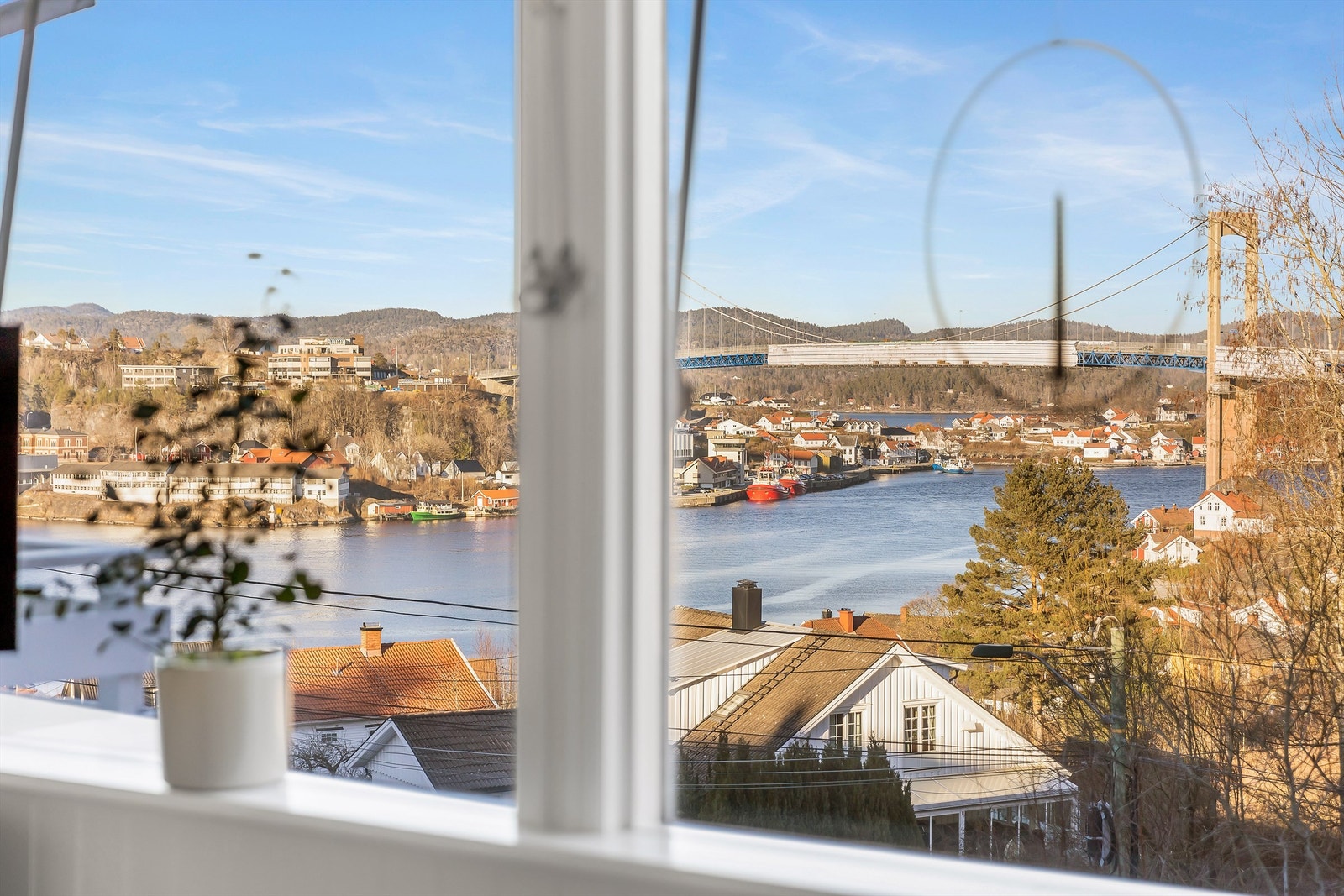 Utsikten fra stua er behagelig og det er alltid noe å følge med på. Galleribilde