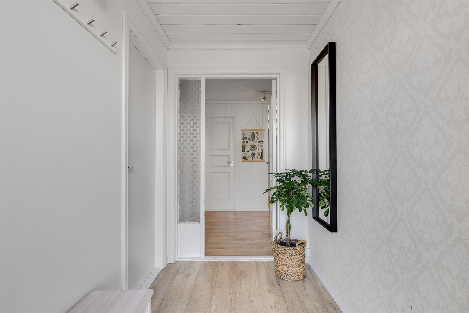 DET ER IKKE mange meter til rådighet i gangen, men med garderoberom til venstre er det lett å holde orden. Galleribilde