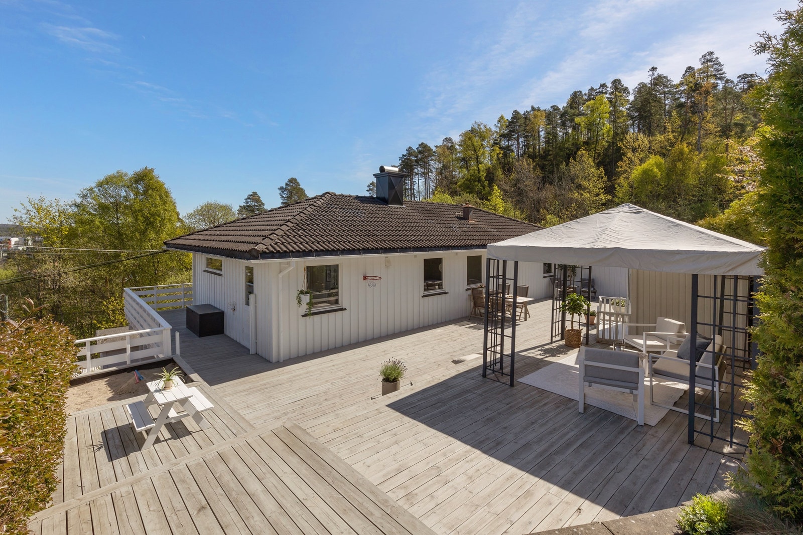 Terrassen er plassert der terrenget skråner og er lagt i ulike nivåer. Galleribilde