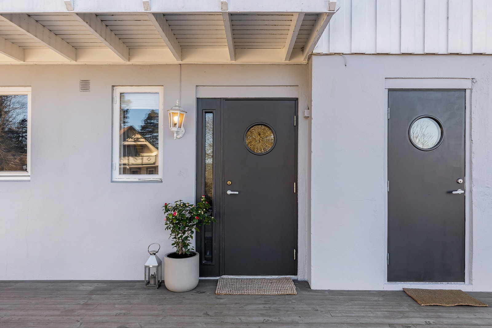 Inngangsdører med lik utforming skaper helhet. Galleribilde