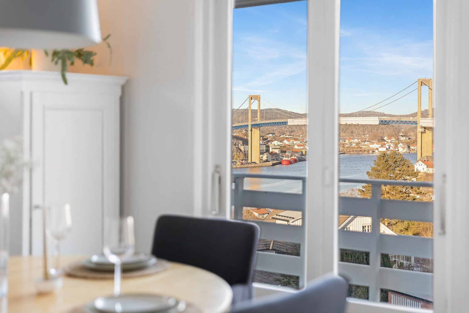 Fra stuen er det nydelig utsikt over Brevikstrømmen. Galleribilde