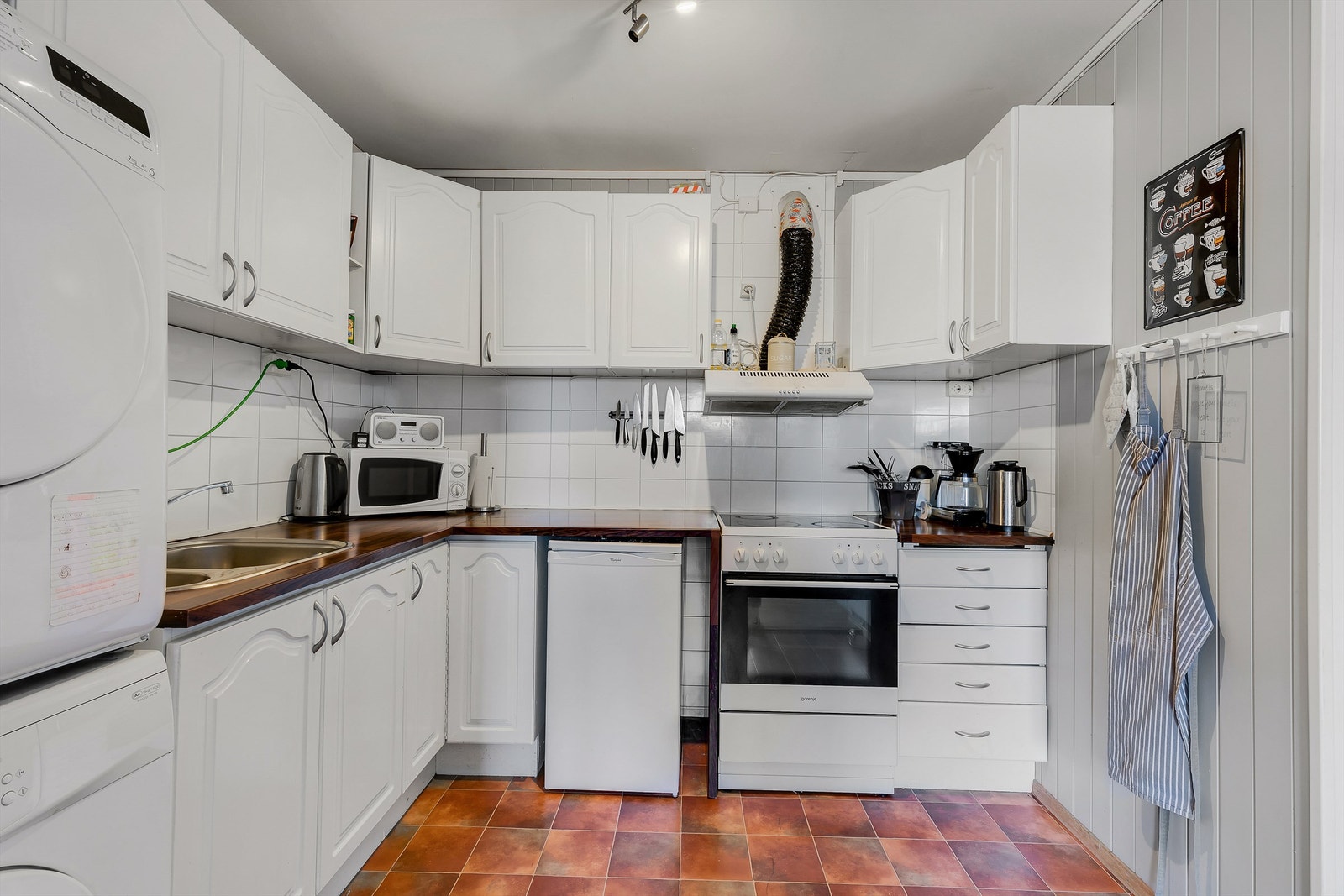 Enkel kjøkkeninnredning i hybelen. Galleribilde