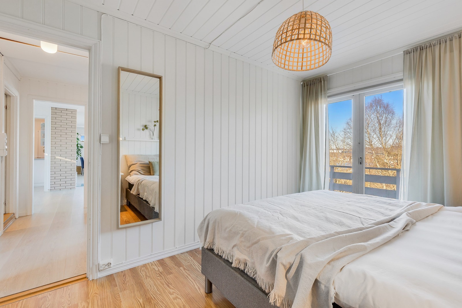 Fra sengen på hovedsoverommet ser du ut på himmelen, om du setter deg opp, ser du sjøen også. Galleribilde