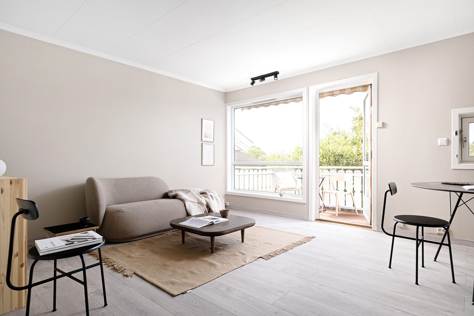 Leiligheten har en praktisk åpen kjøkkenløsning som forener kjøkken og stue. Galleribilde