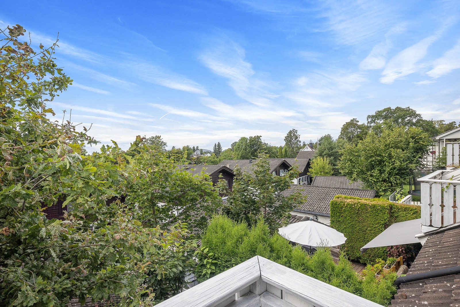 Balkongen har gode solforhold fra ca. 11 til solnedgang. Galleribilde