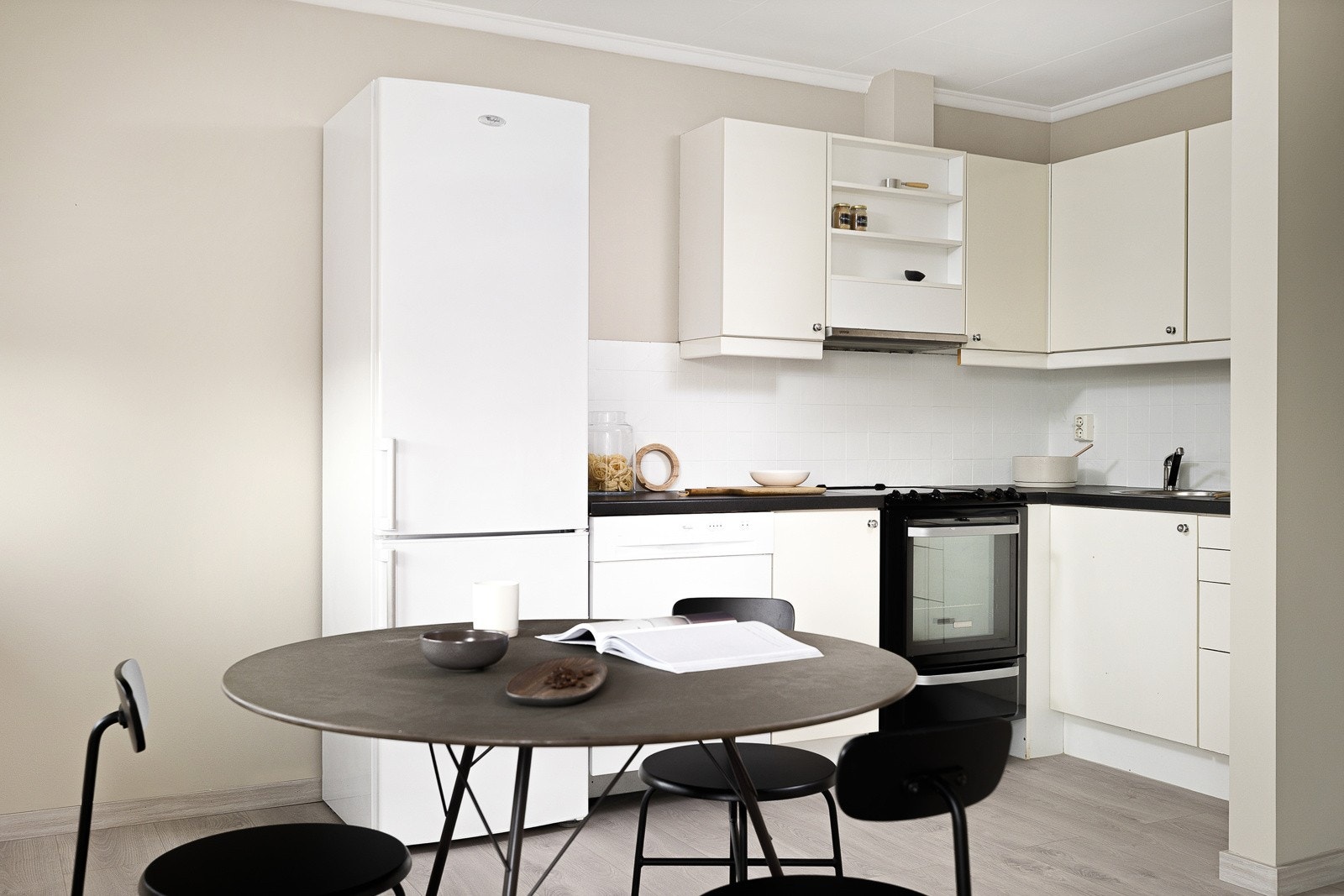 Det er fliser mellom kjøkkenbenk og overskap. Galleribilde