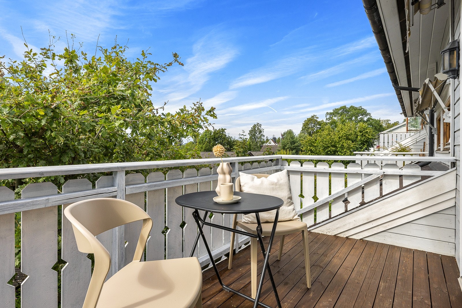 En lys og gjennomgående 2-roms selveier med solrik balkong og biloppstillingsplass. Galleribilde