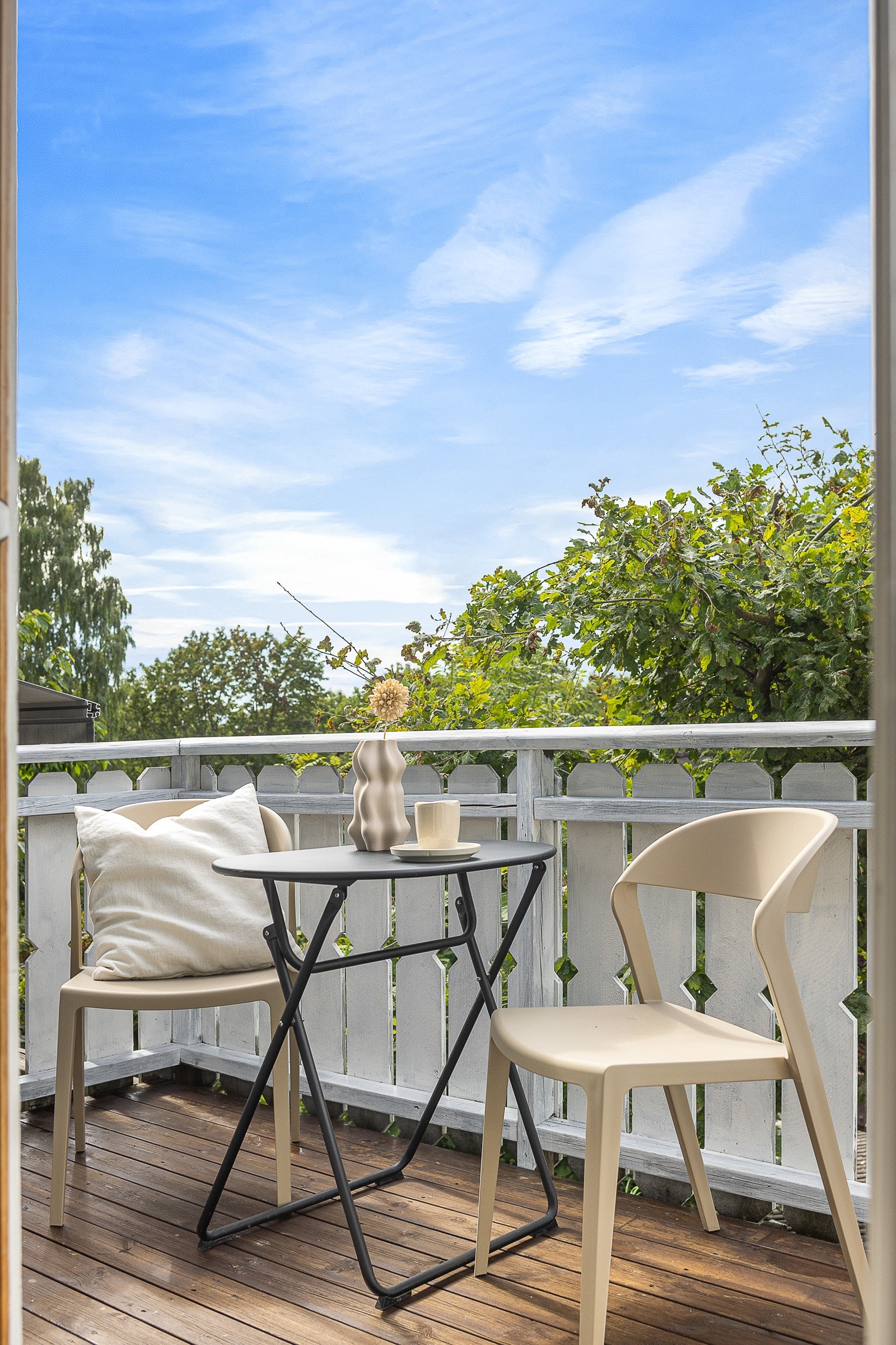 Det er levegger av malt trepanel i begge ender, samt montert markise i tak. Galleribilde