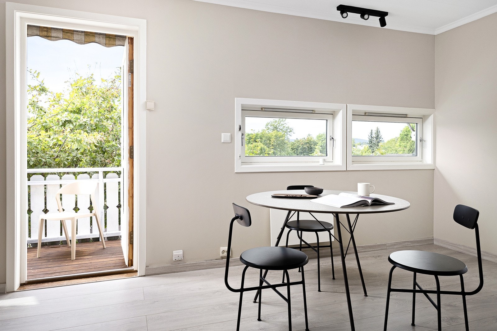 Utgang fra stue/kjøkken til en solrik balkong. Galleribilde