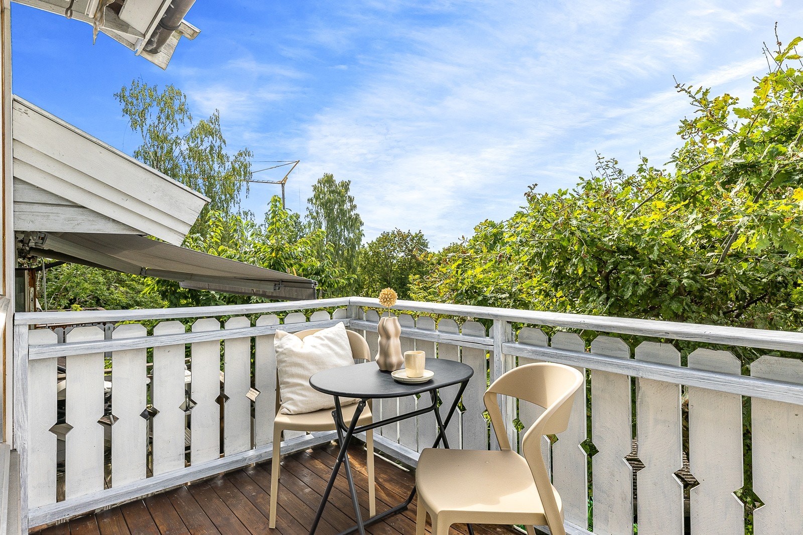 Sydvest-vendt balkong på ca. 5kvm som er belagt med av trebord. Balkongen ble beiset og malt i 2022. Galleribilde