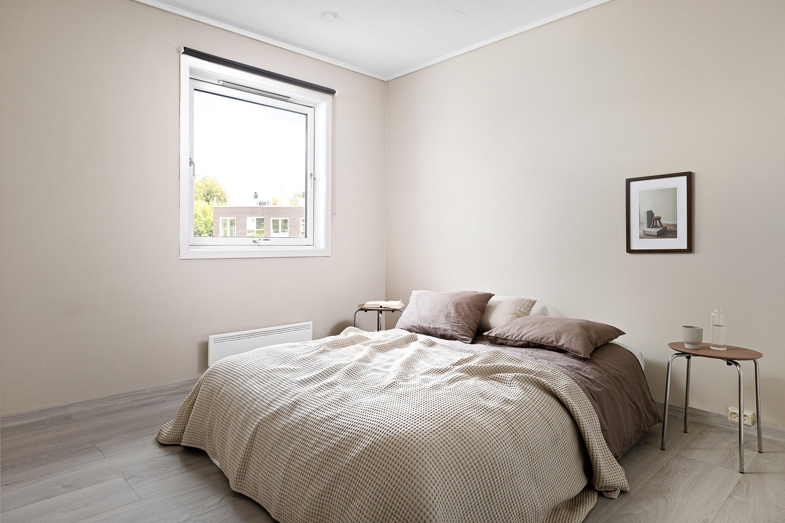 Leilighetens soverom er av god størrelse og er malt i en behagelig beige fargetone. Galleribilde