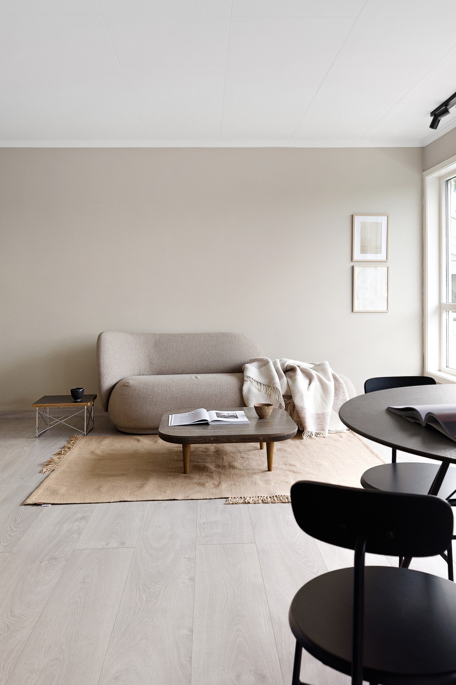 Leiligheten er belagt med gulvflater med laminat. Galleribilde