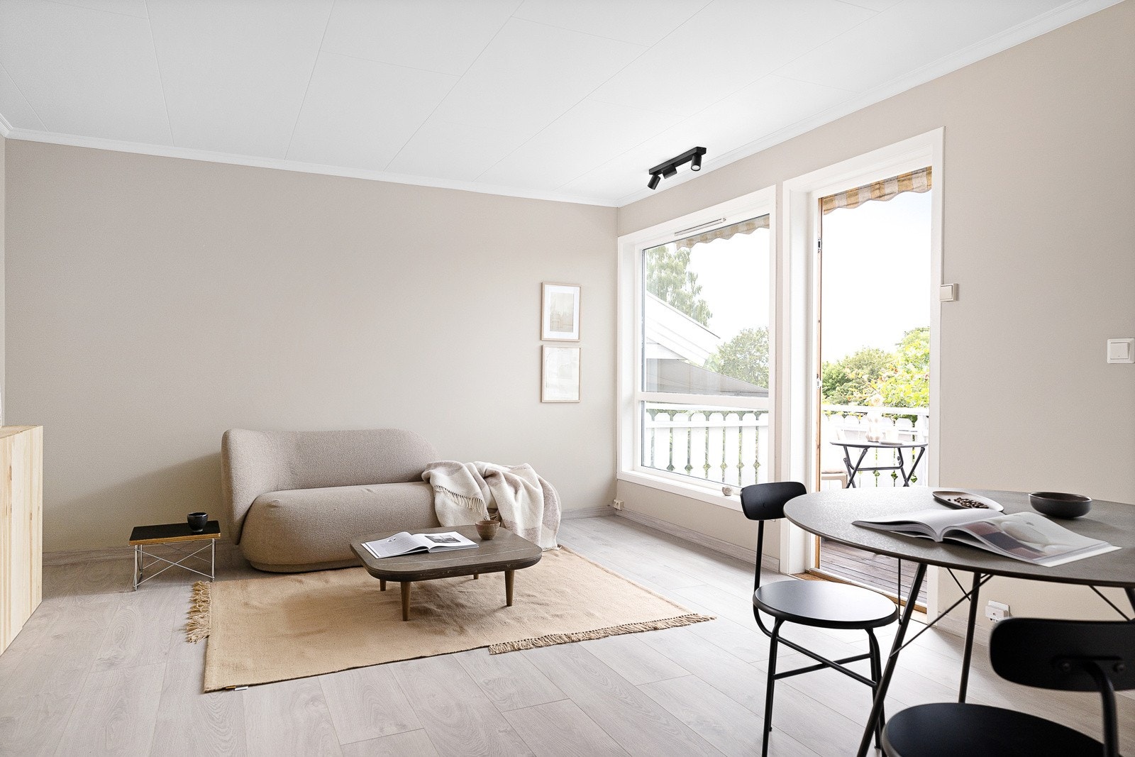 Leiligheten har store vindusflater som slipper inn rikelig med lysinnslipp. Galleribilde