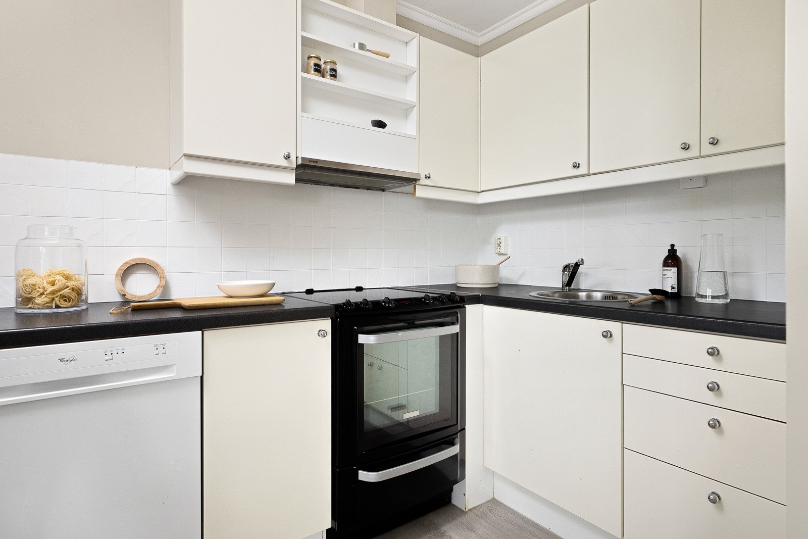 Frittstående komfyr, oppvaskmaskin og kjøleskap med fryser. Galleribilde