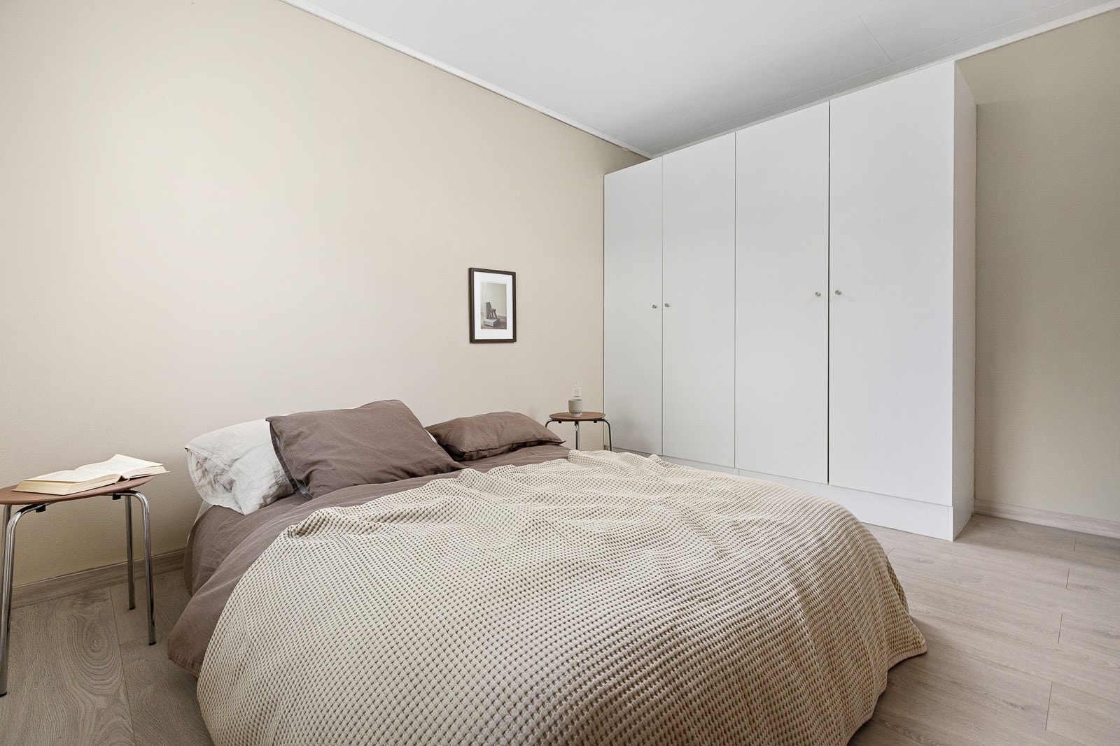 Soverommet er utstyrt med et stort garderobeskap. Galleribilde