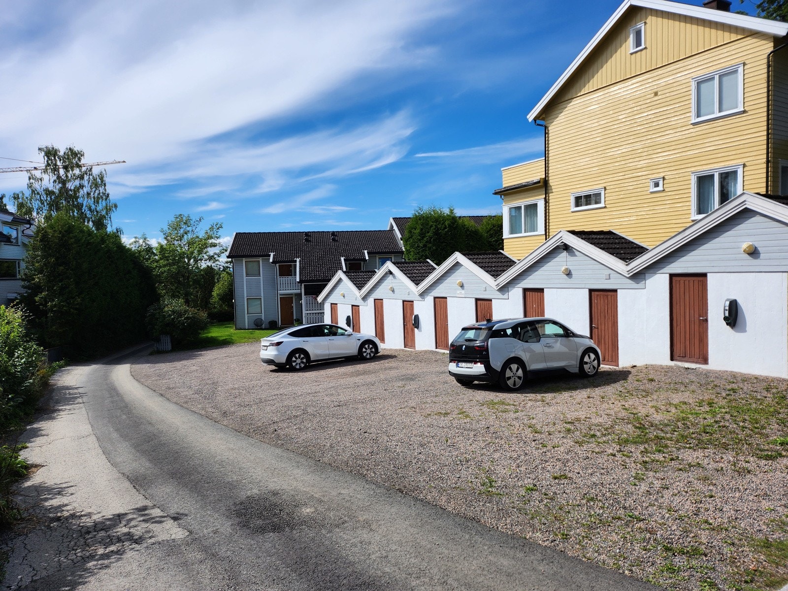 Biloppstillingsplass foran bod. Galleribilde