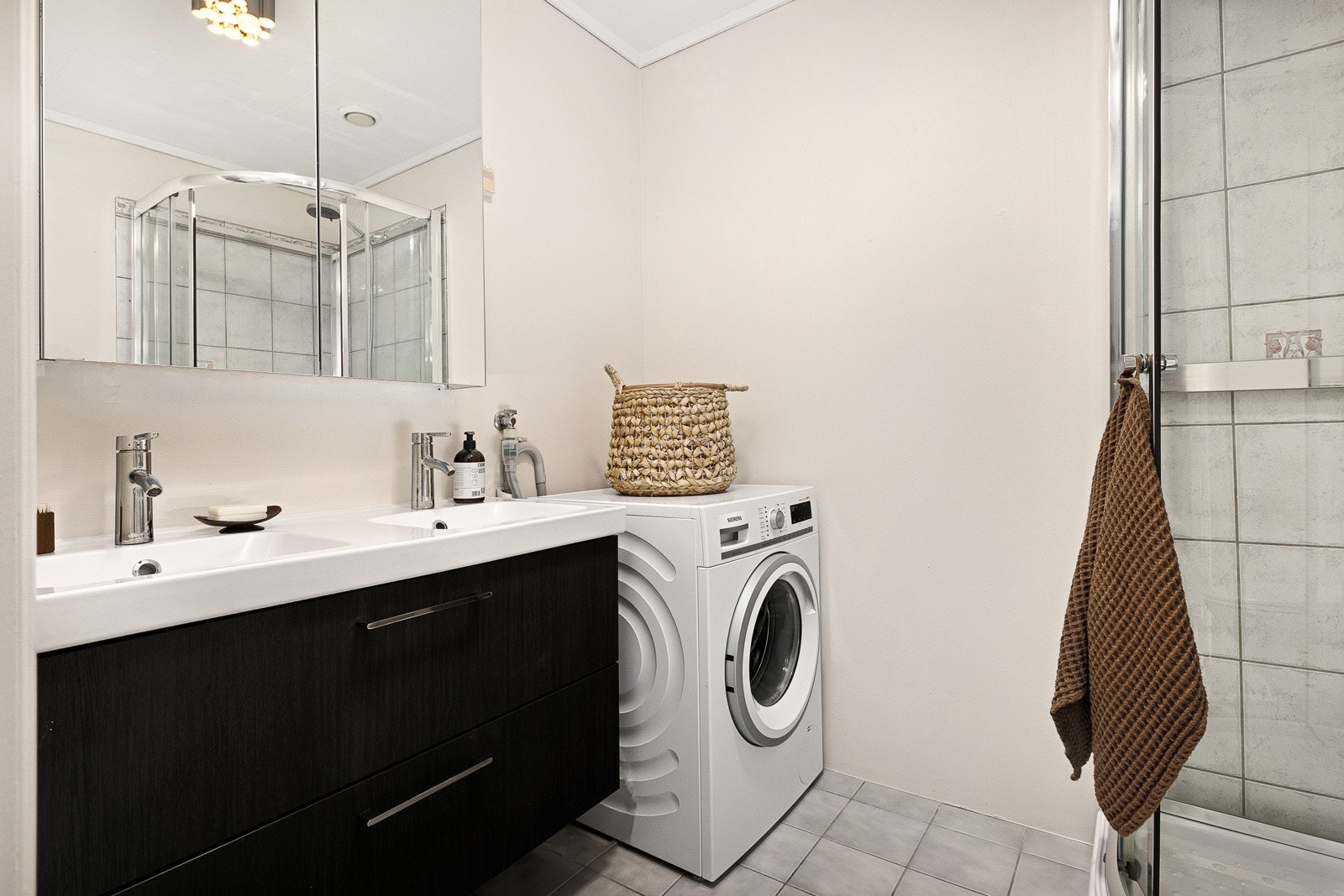 Badet er fra byggeår og har flislagt gulv med varme. Galleribilde