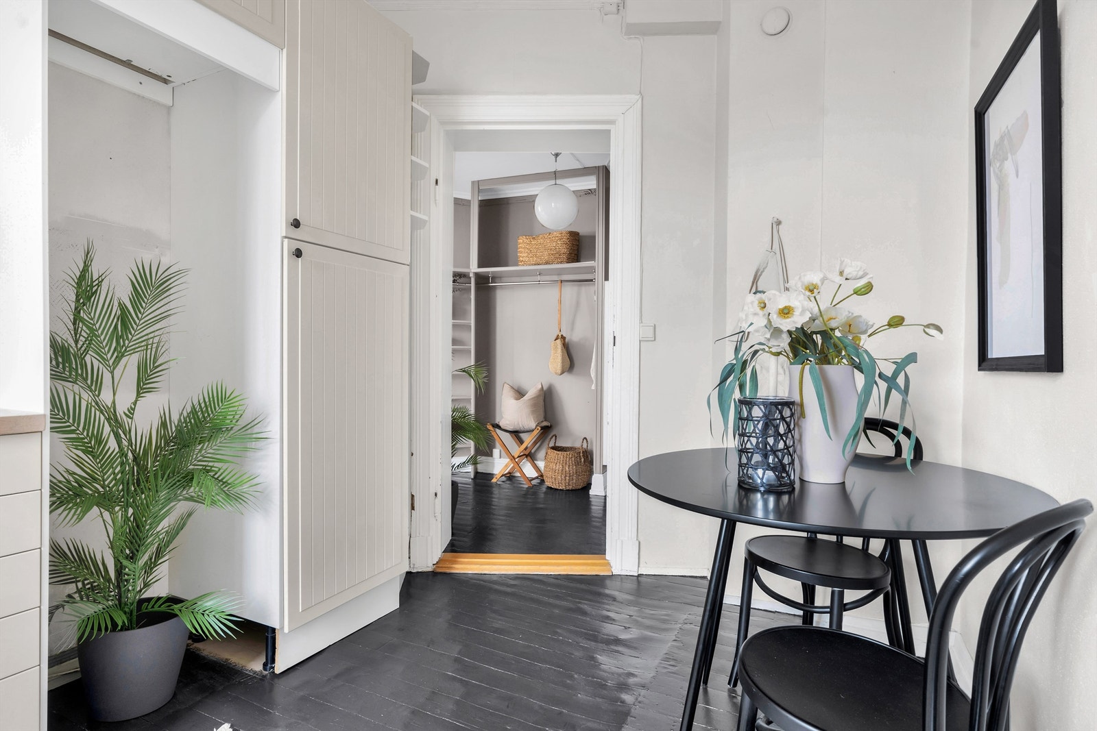 Plass til et mindre spisebord. Bra med lagringsplass i kjøkkeninnredningen. Galleribilde