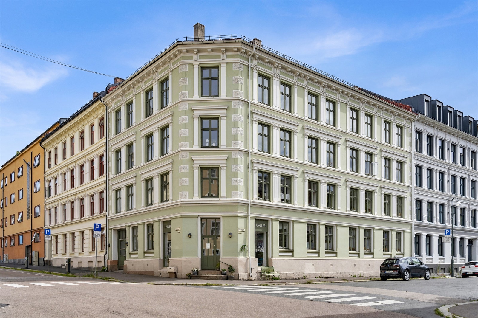 Fasade - Leiligheten ligger på hjørnet i 3. etasje Galleribilde