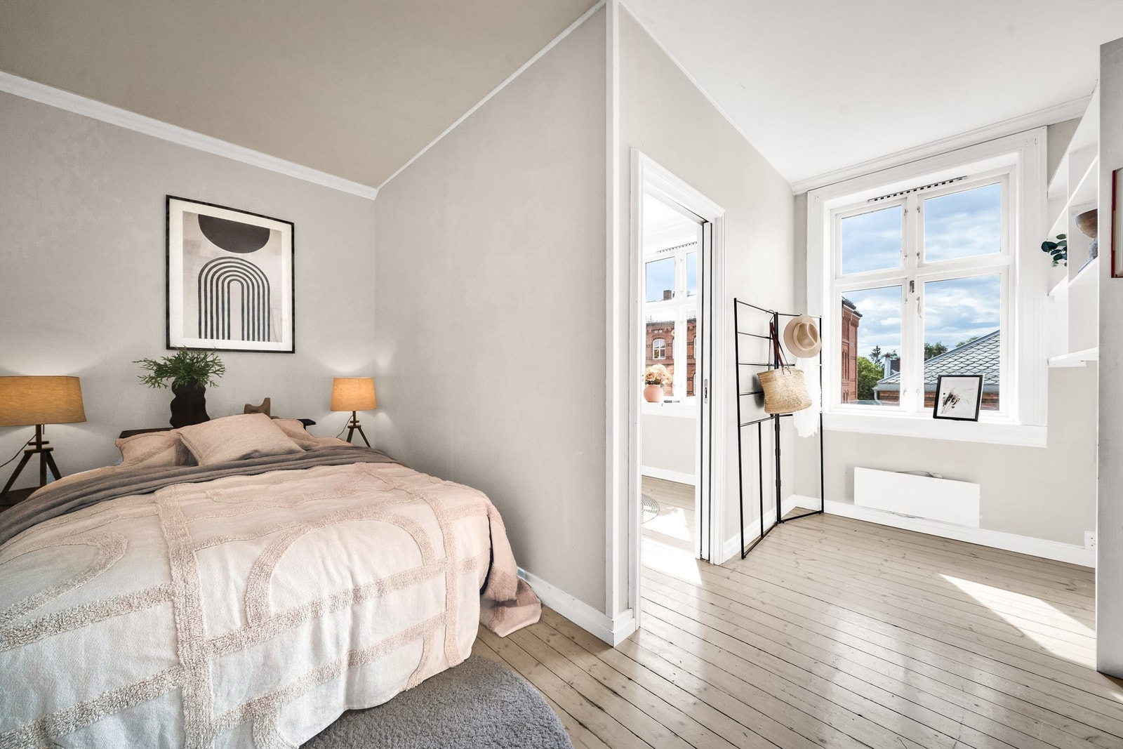 På hovedsoverommet har man plass til å innrede både med seng og kontor. Galleribilde