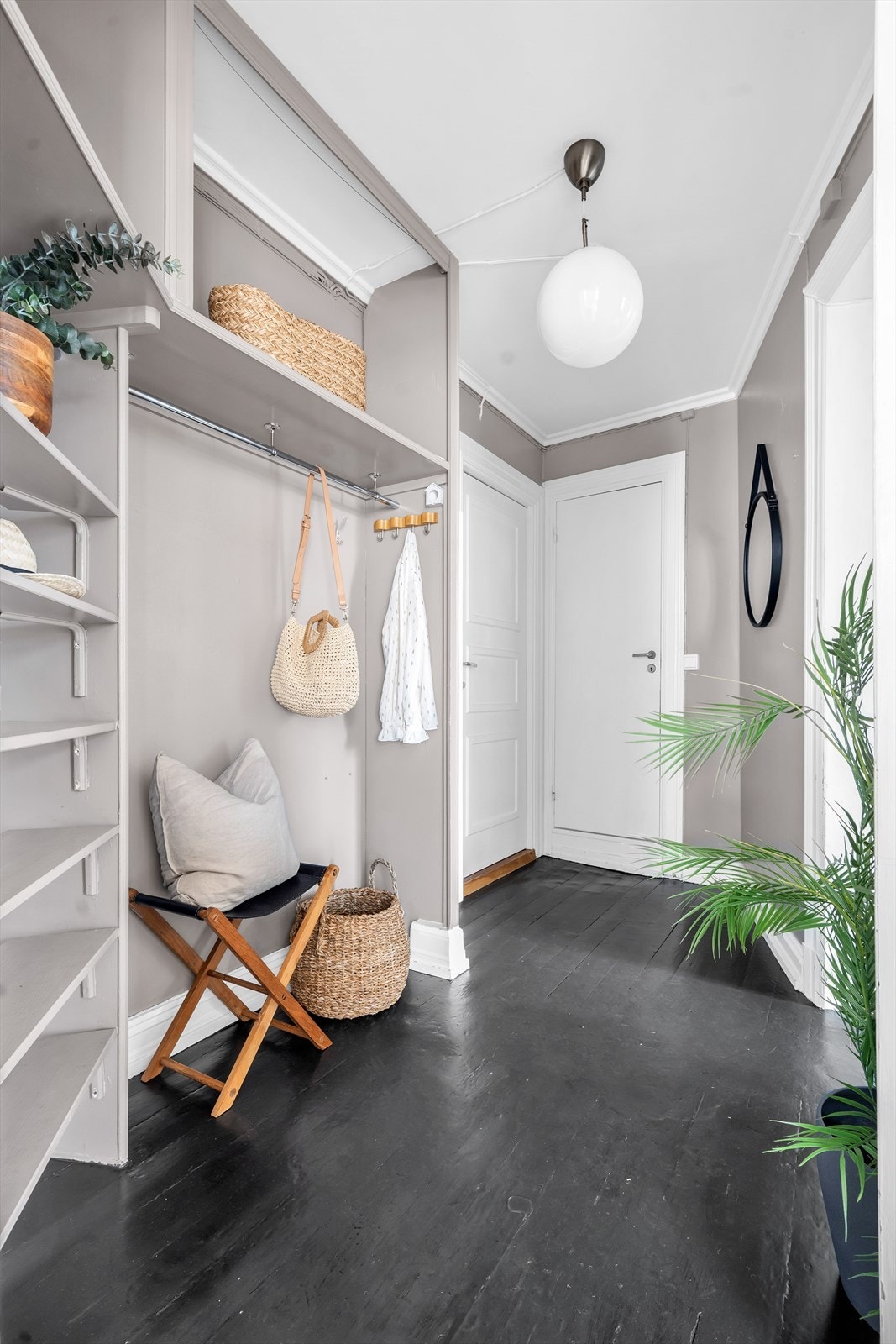 Leilighetens entré har lysmalte vegg- og himlingsflater. Galleribilde