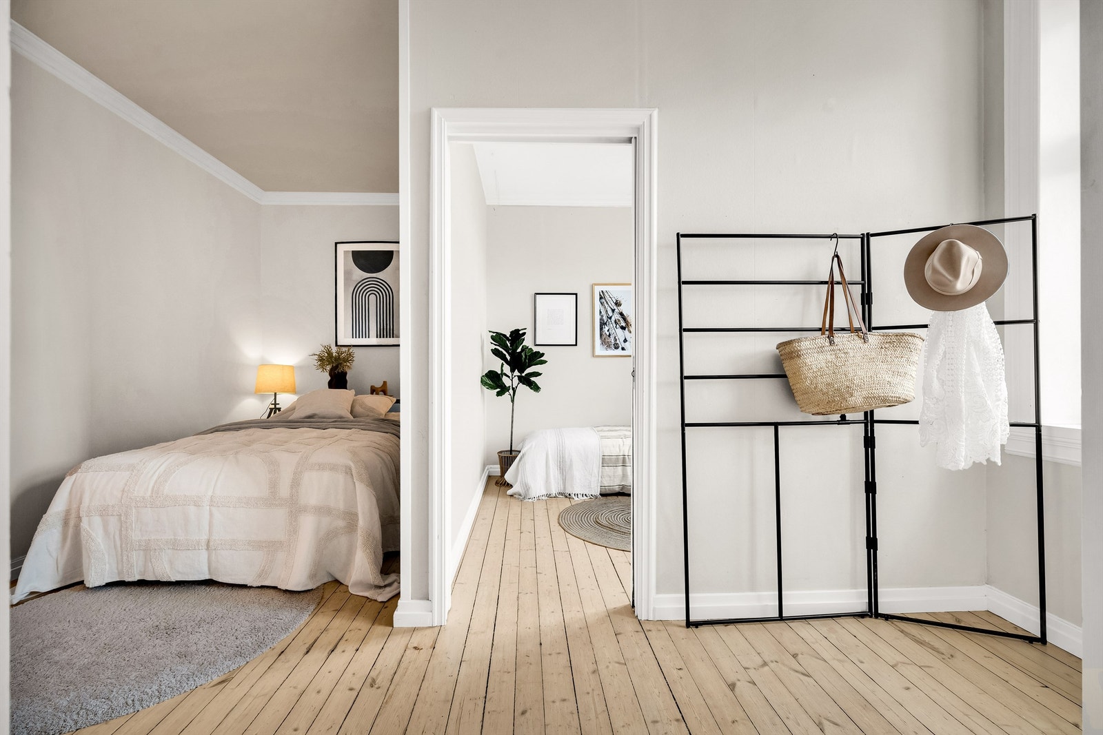 Soverommene. Legg merke til det pene tregulvet. Galleribilde