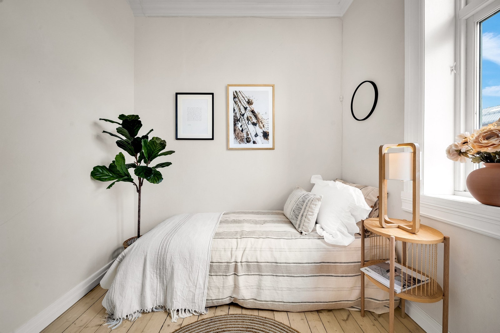 Her er det plass til seng og oppbevaring i garderobeskap. Galleribilde