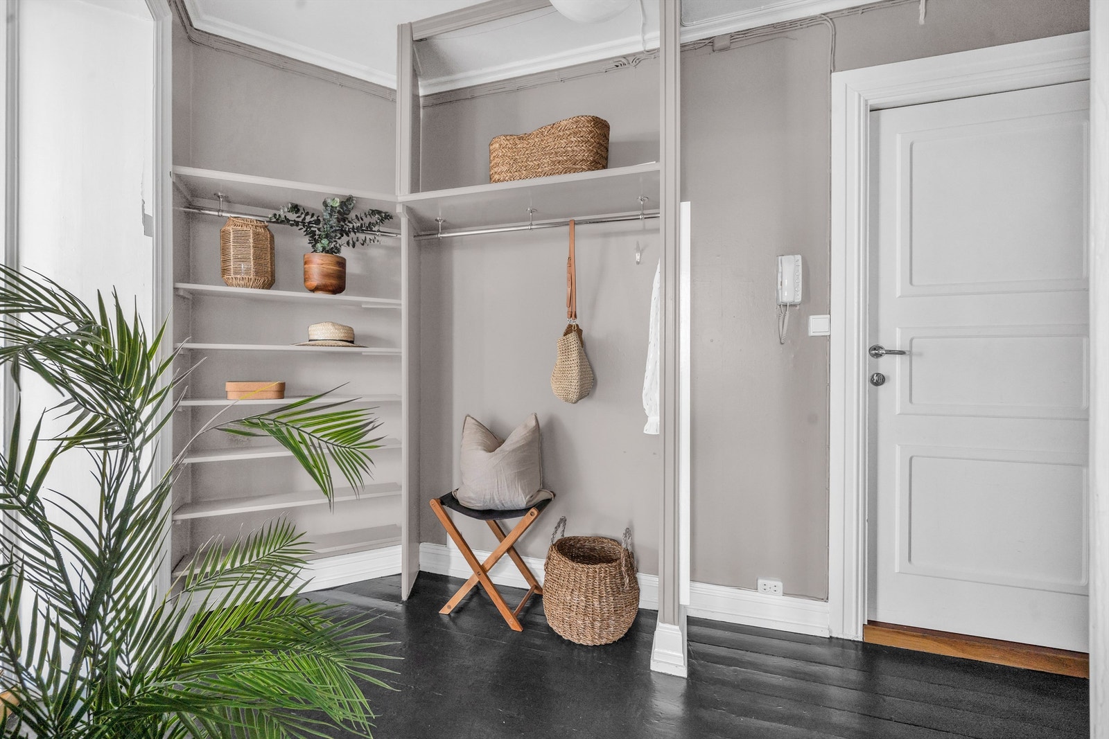 God plass til yttertøy i plassbygget, åpen garderobeløsning med hyller og stang til klesavheng. Galleribilde