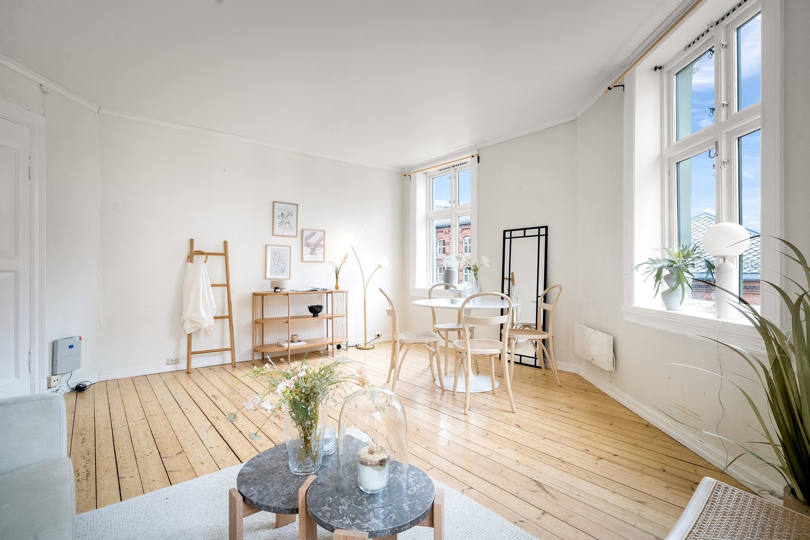 Stor og pen stue med god plass til både sofa- og spisegruppe. Legg merke til de klassiske, brede vinduskarmene. Galleribilde
