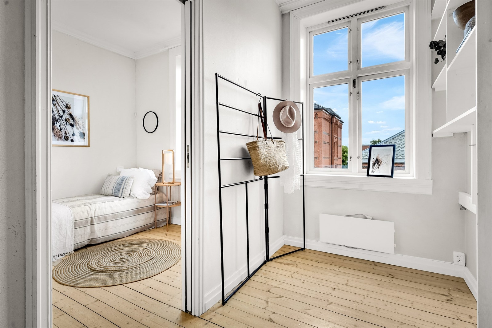 Fra soverommet har man adkomst til dette praktiske rommet, som f.eks. kan innredes til kontor. Rommet er etablert i en del av opprinnelig soverom i senere tid. Galleribilde