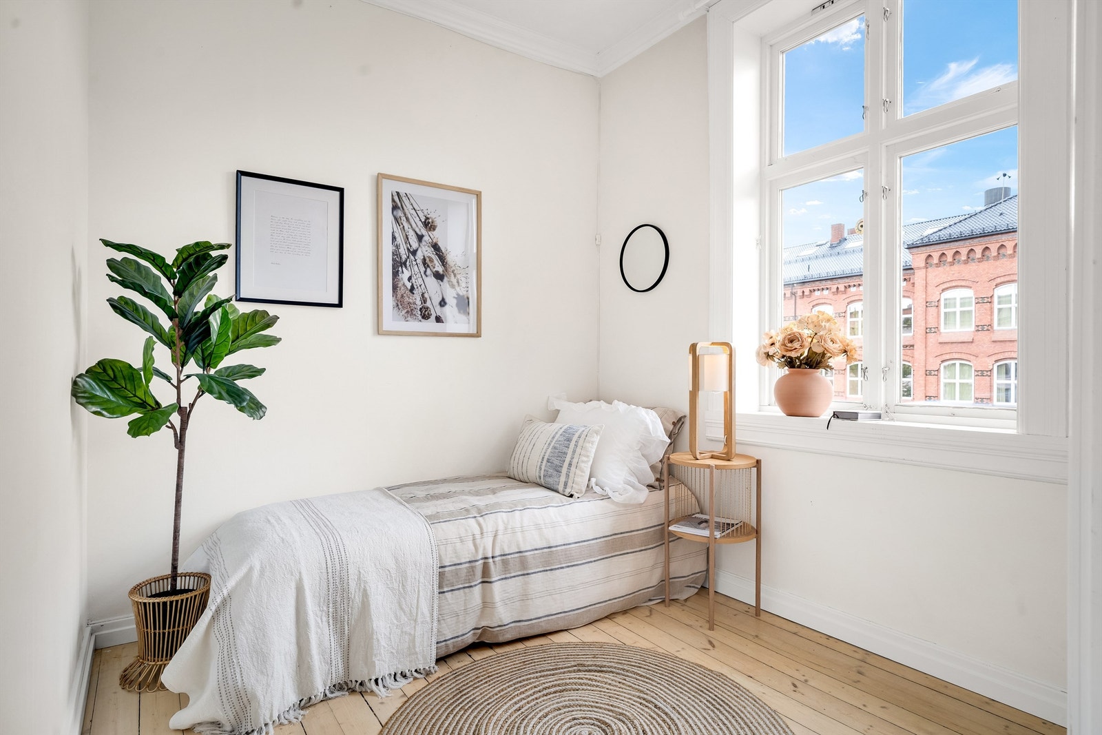 Dette rommet er lysmalt og har store vinduer. Galleribilde