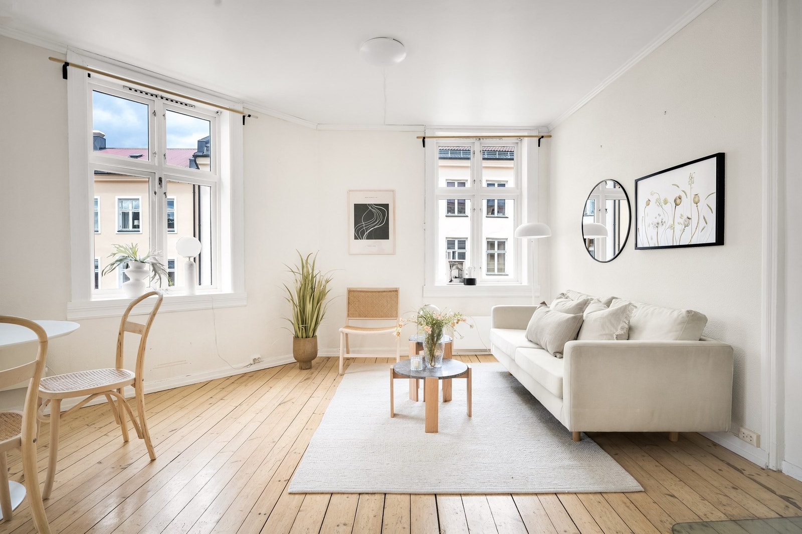 Boligen er en flott hjørneleilighet med store, klassiske vinduer og originale tregulv. Galleribilde