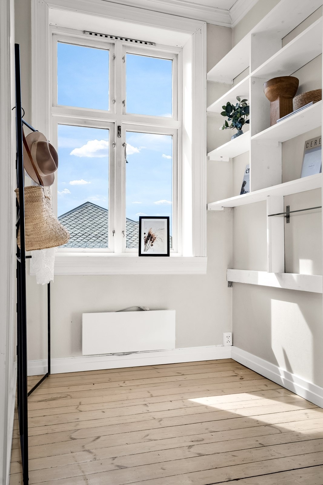 Plassbygget hylleløsning i kontordelen Galleribilde