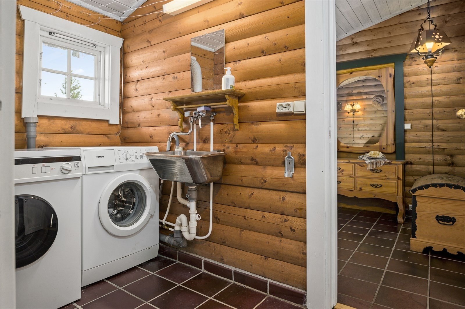 Separat vaskerom med uttak for vaskemaskin, ventil og plass til tørketrommel og utslagsvask. Det er også flislagt gulv med varmekabler på vaskerommet. Galleribilde