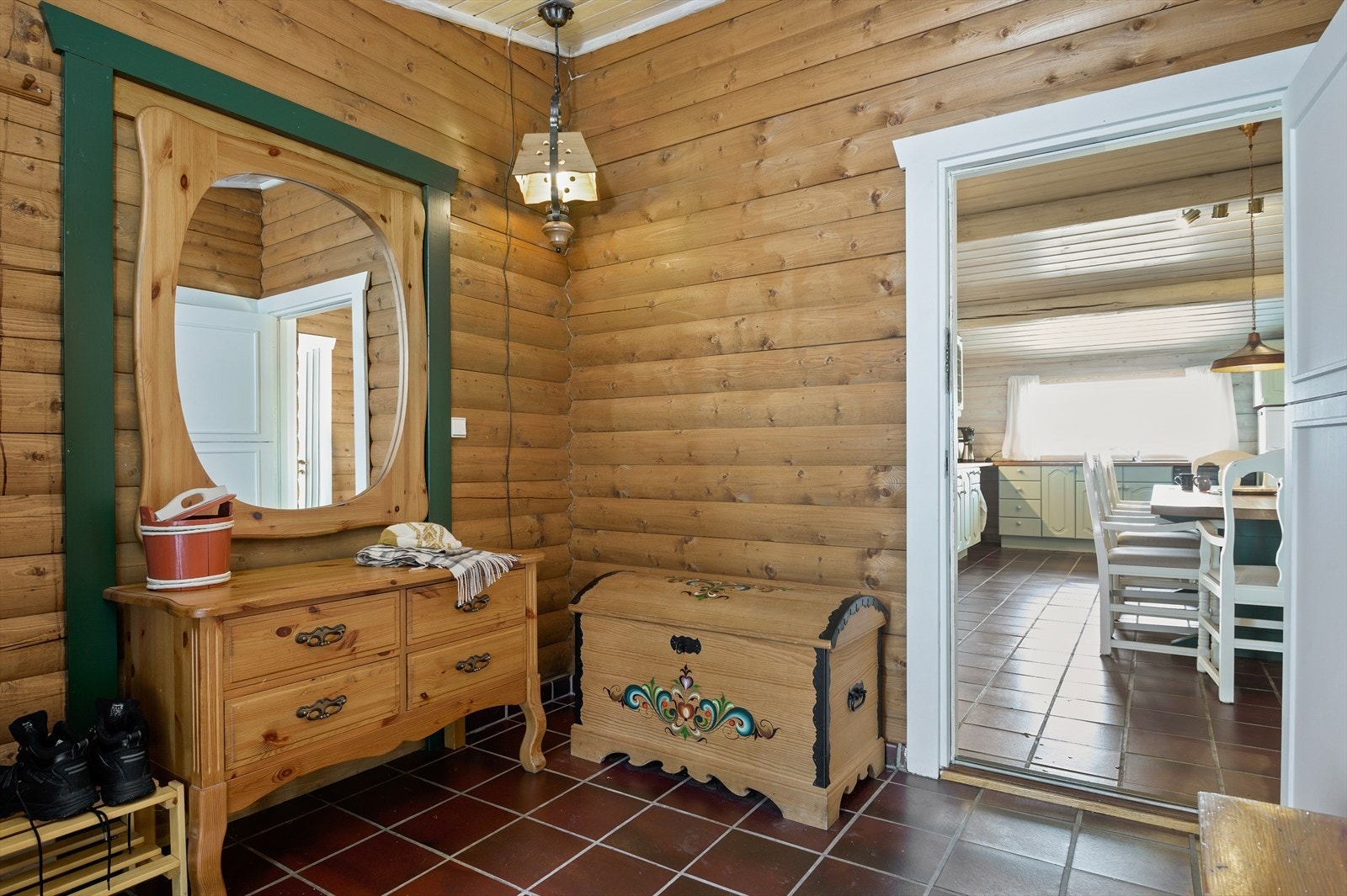 Entréen har flislagt gulv med varmekabler, noe som er praktisk med tanke på bruk av ski sko og snø. Galleribilde