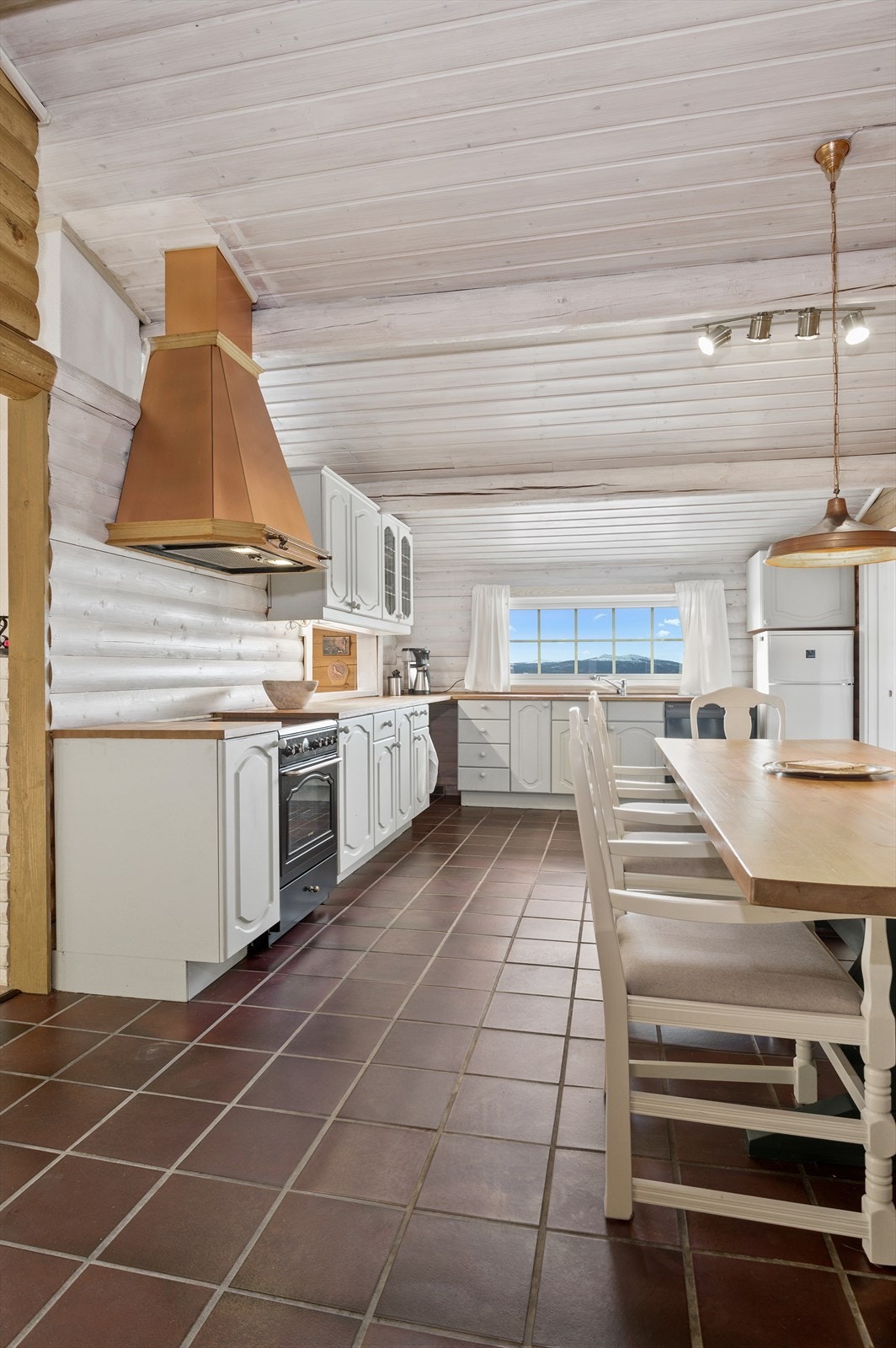 Kjøkkenet. Legg merke til fjelltoppen man ser gjennom kjøkkenvinduet. Galleribilde