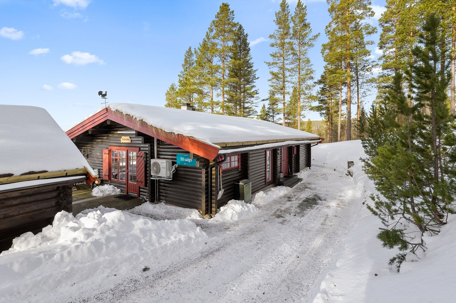 Hytta er laftet. Torvtak fra 2020 på fritidsboligen og fra 2021 på stabburet. Galleribilde