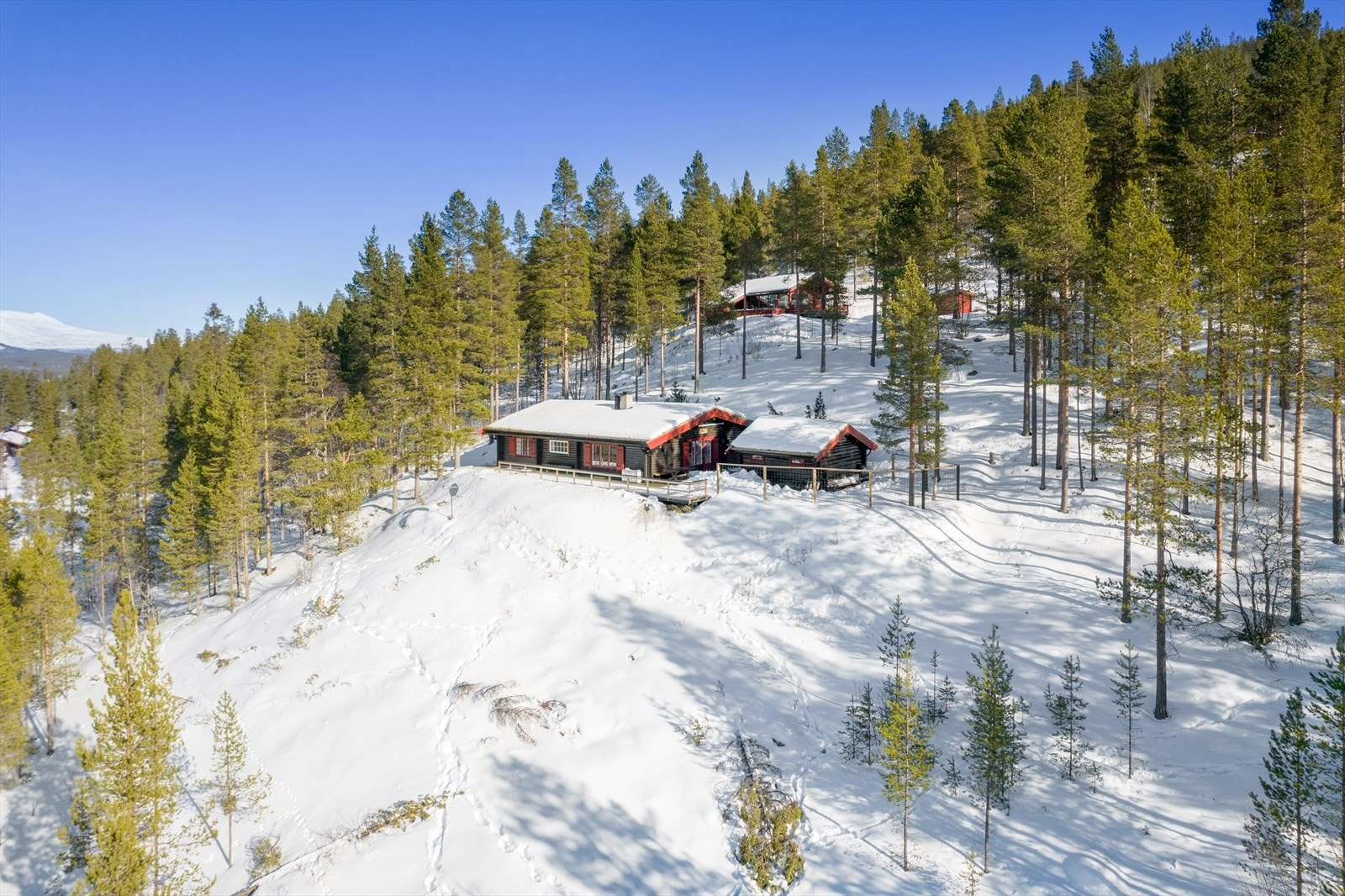 Denne hytta ligger skjermet fra innsyn på en fantastisk utsiktstomt i et etablert hyttefelt. Galleribilde