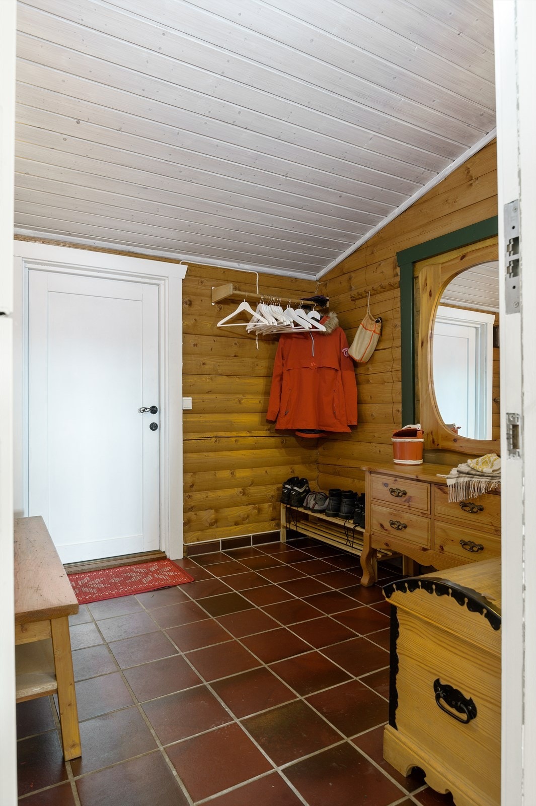 Entréen har en åpen garderobeløsning med plass til yttertøy og sko. I tillegg er det god plass til kommode og annen oppbevaring. Galleribilde