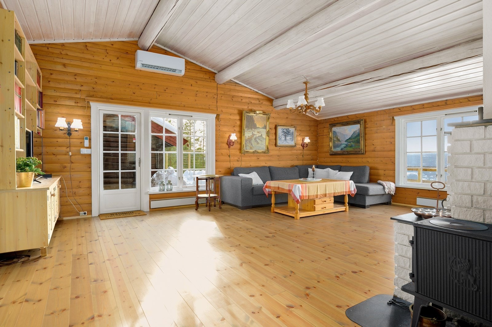 Stuen har god plass til flere sittegrupper om man ønsker det. Galleribilde