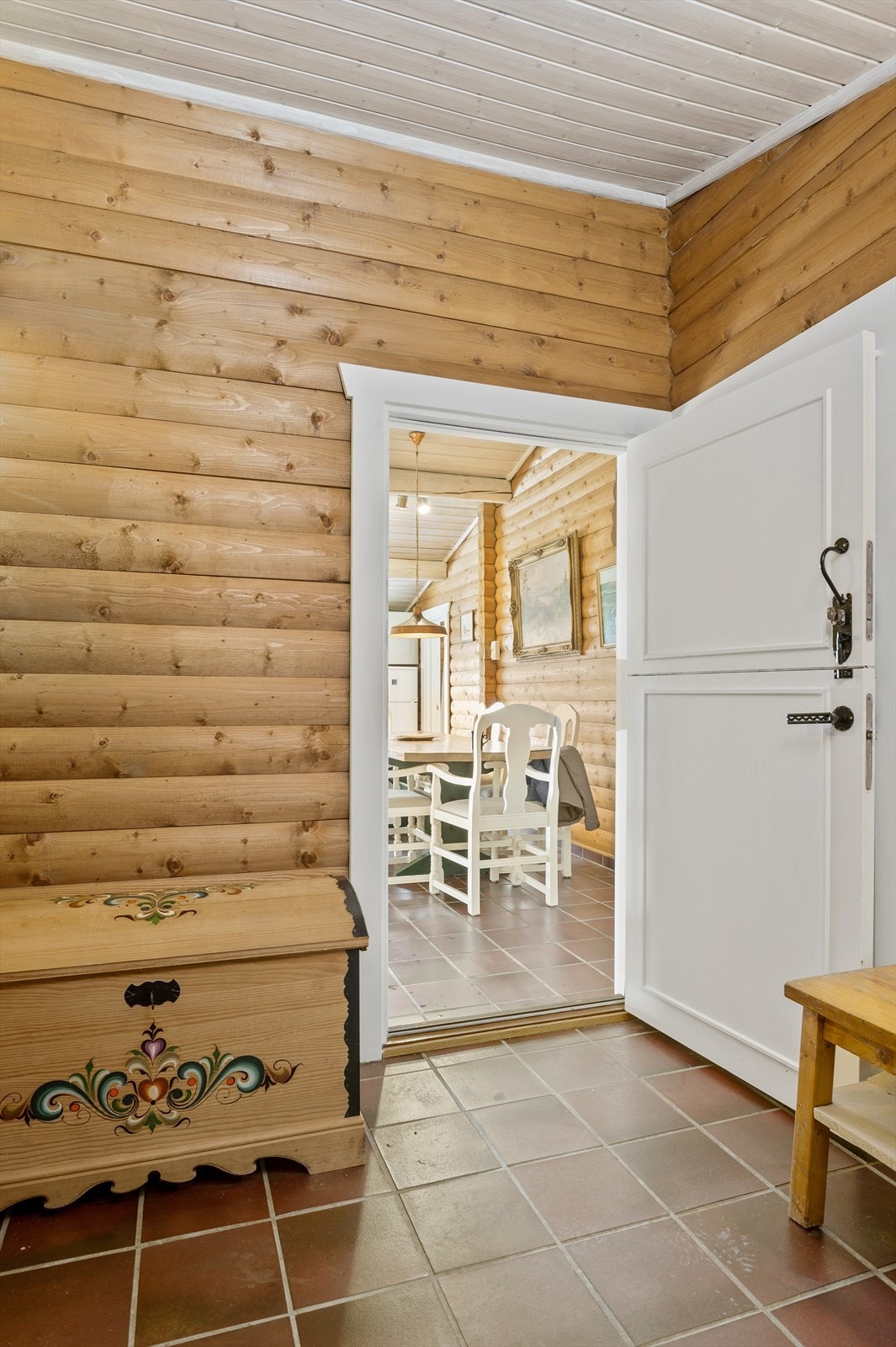 Fra inngangsdøren og entréen kommer man inn på kjøkkenet. Galleribilde