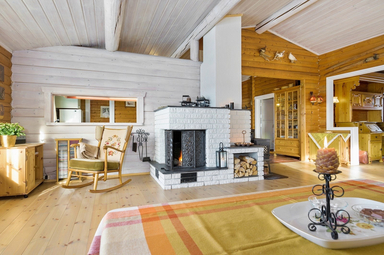 Peisen har innsats med dører slik at man kan nyte synet av flammene om man ønsker det. I tillegg finnes det en Jøtul vedovn som varmer opp hytta raskt. Varmepumpen gir godt inneklima og holder en jevn temperatur. Galleribilde