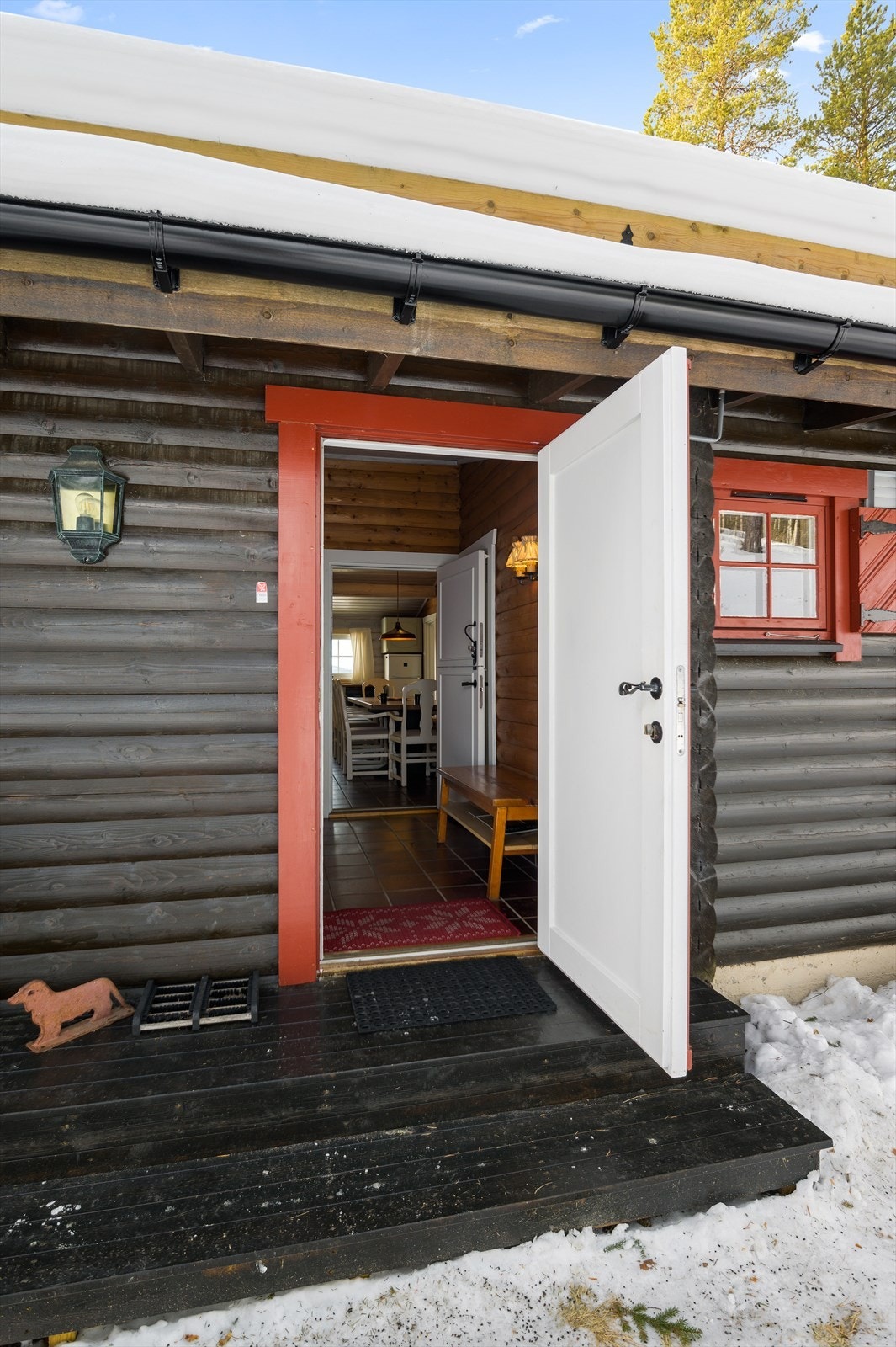 Inngangspartiet er på nordøst siden av hytta og man kan parkere helt inntil døren. Galleribilde