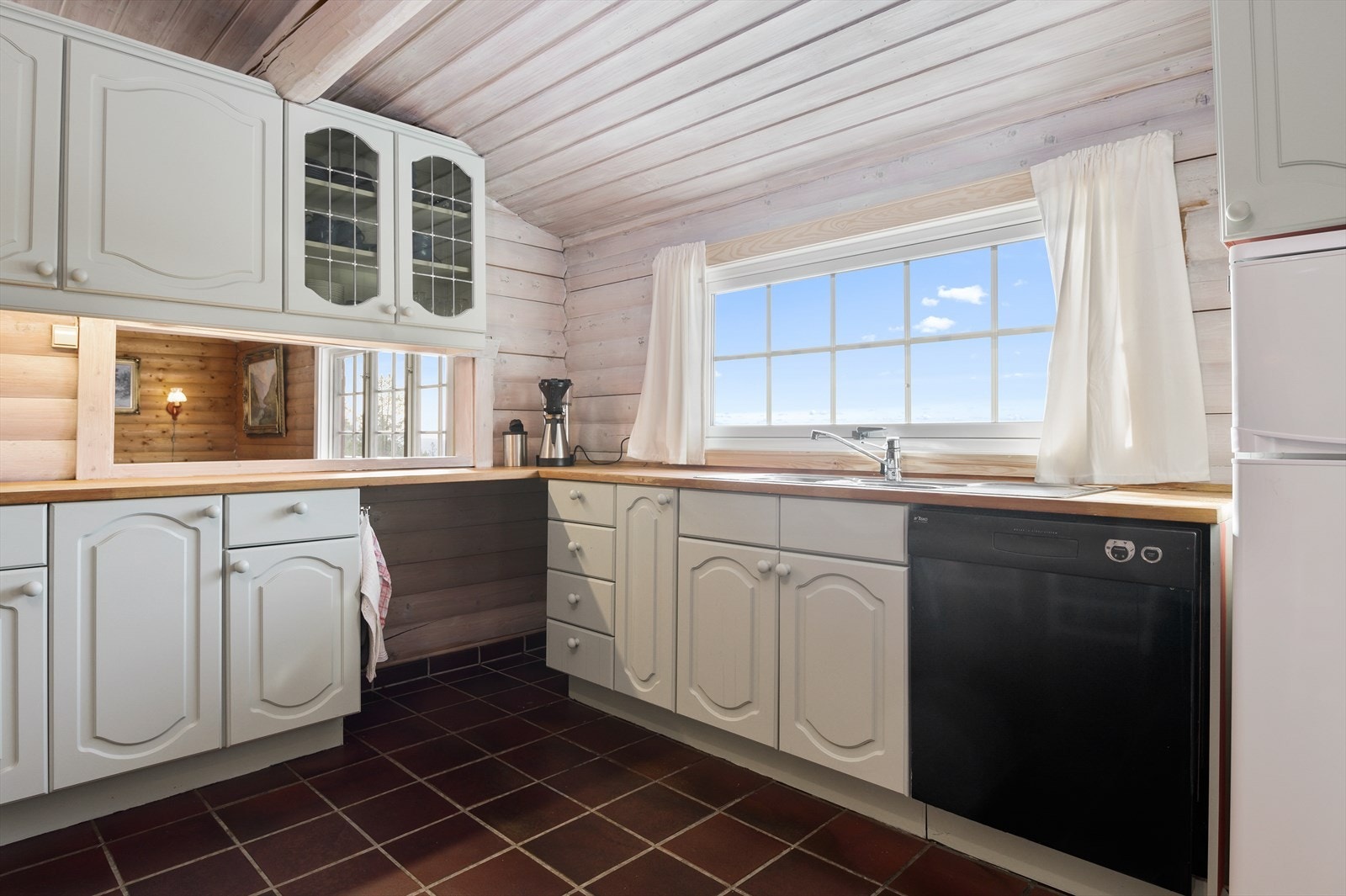 Kjøkken vinduet er skiftet i senere tid til et større, slik at man kan nyte utsikten fra kjøkkenet. Det slipper også mer lys inn i rommet. Galleribilde