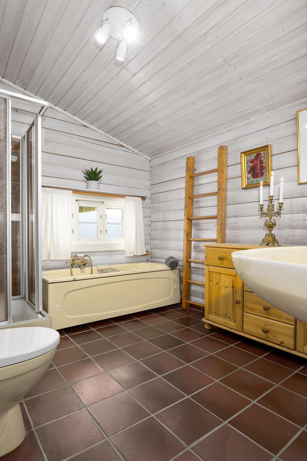 Badet er romslig og har flislagt gulv med varme. Det har adkomst fra hovedsoverommet og fra entréen via vaskerommet. Galleribilde