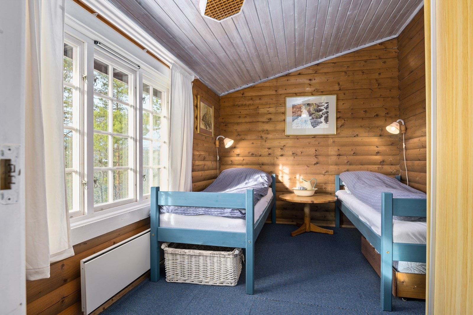 kyvedørsskap og nedgang til kjellerrom fra ene soverommet. Galleribilde