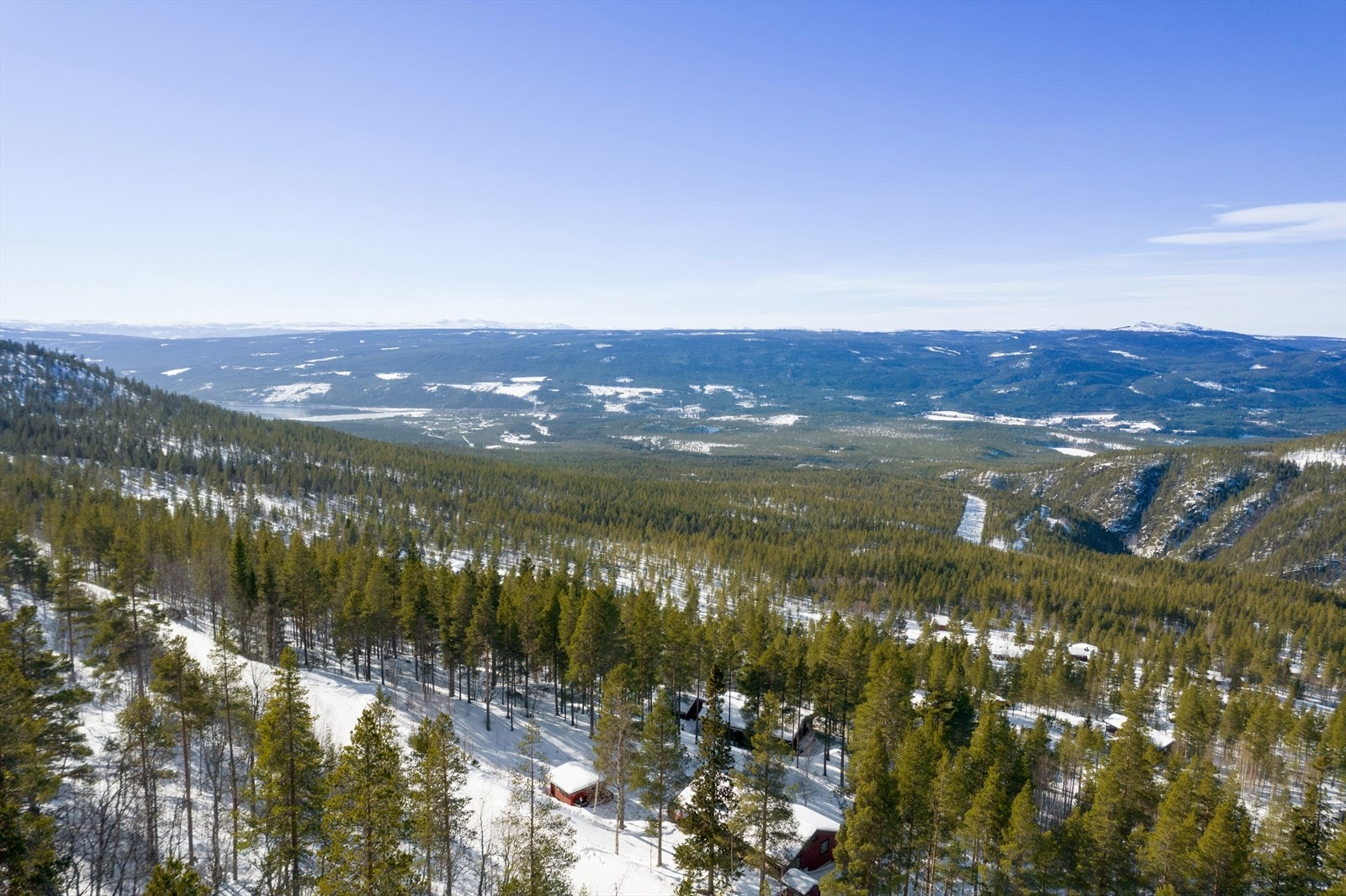 Dronebilde fra baksiden av hytta. Galleribilde